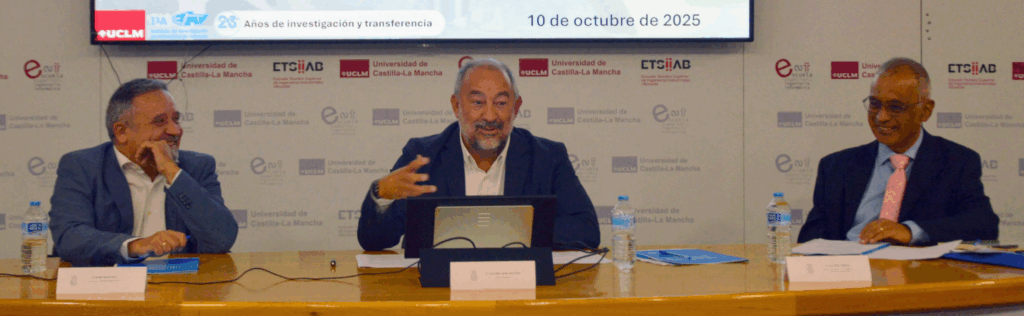 Ismael García Varea (izquierda, vicerrector de Universidad Digital), rector José Julián Garde López-Brea (centro) y Luis Orozco Barbosa (derecha, director del I3A)