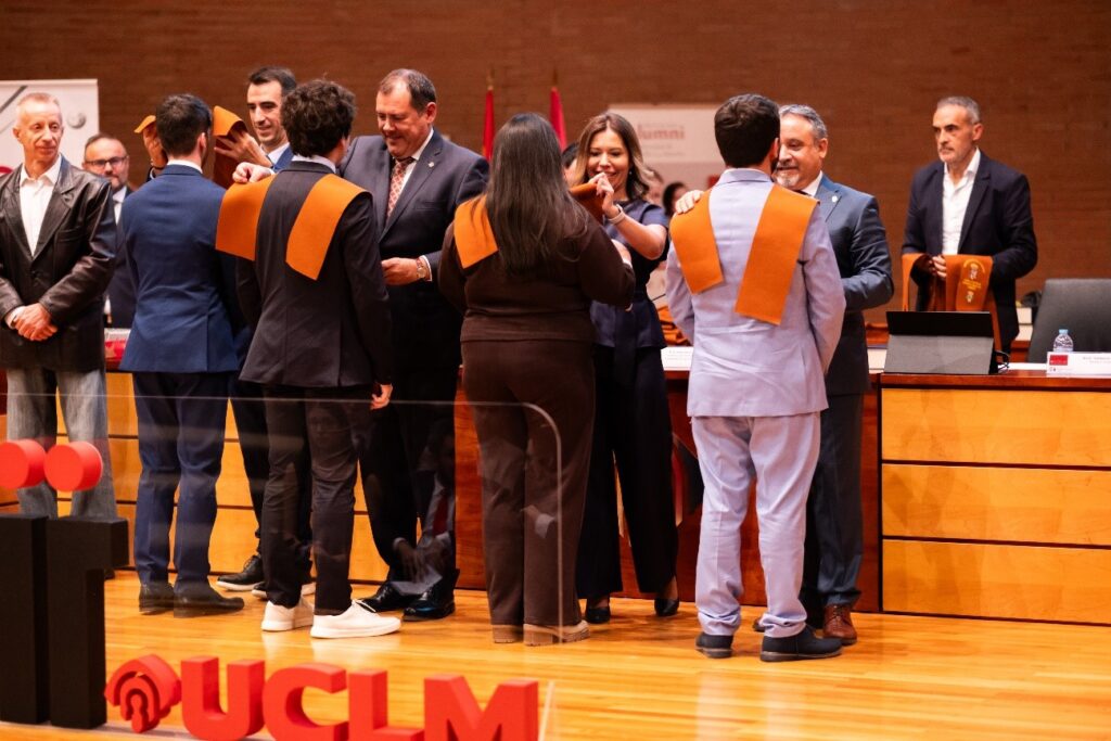 Acto de Graduación 24 25 Imposición Becas