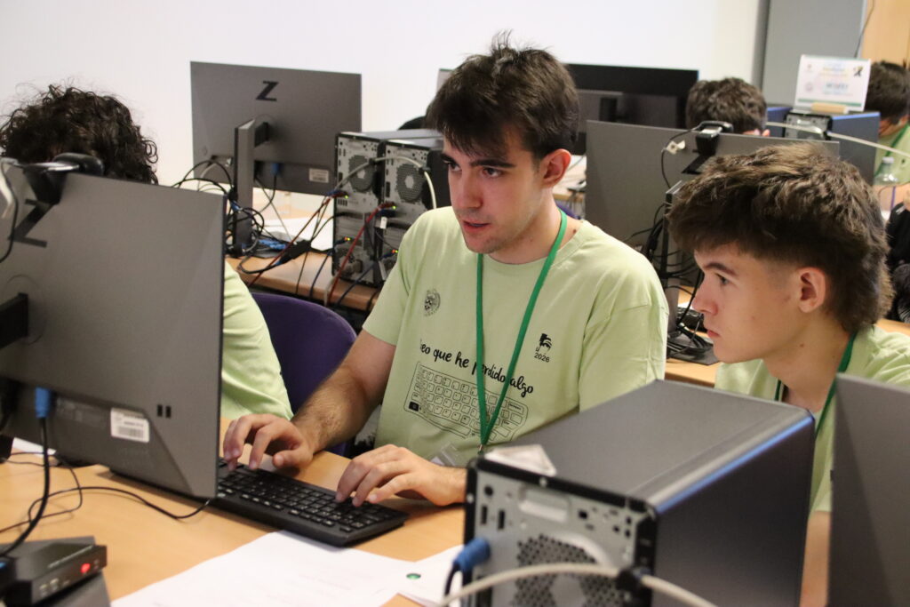 Estudiantes de la ESII trabajando en la competición AdaByron