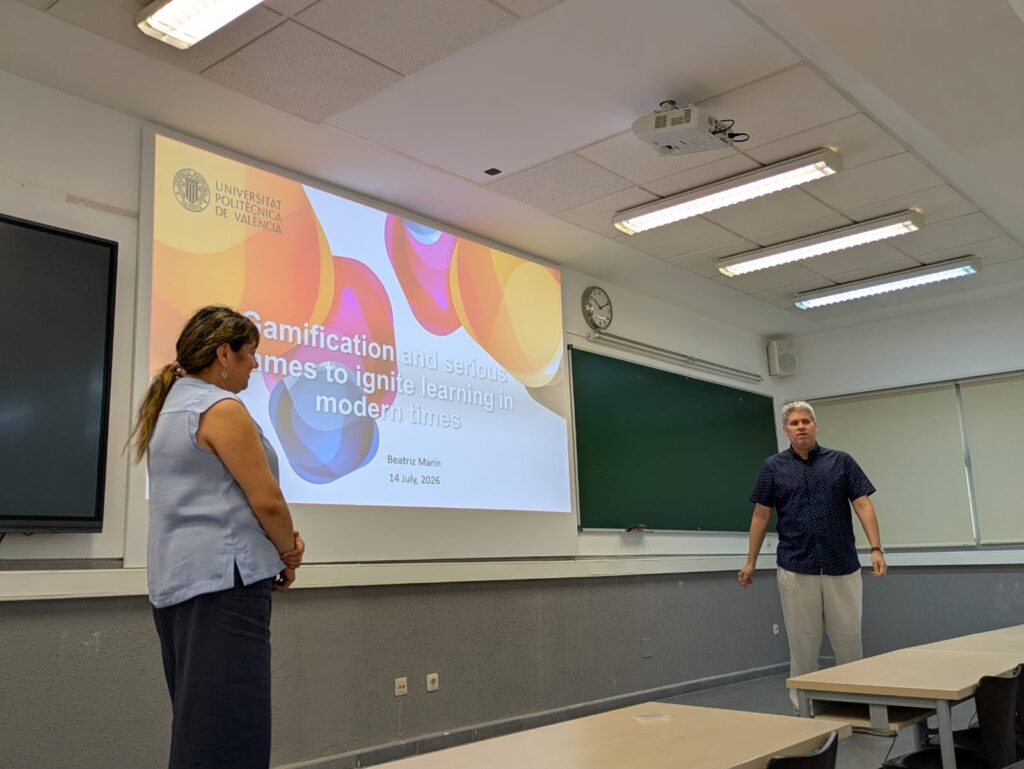 Profesorado realizando una presentación durante la I Jornada Gamificación