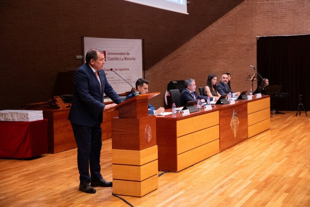 José Miguel Puerta, director de la ESII, realizando su discurso
