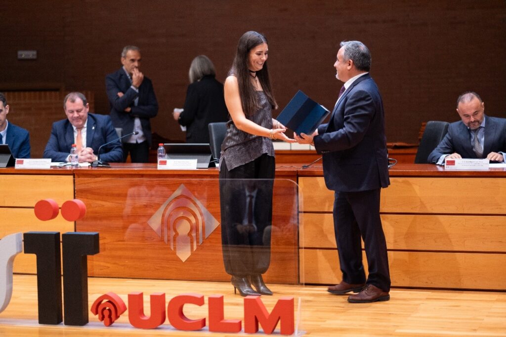 Nuria Canales Muñoz, quien impartió la charla magistral, recibiendo un detalle de la UCLM en su reconocimiento