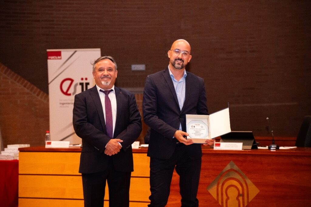 Representante de AIRBUS recibiendo un detalle en su reconocimiento